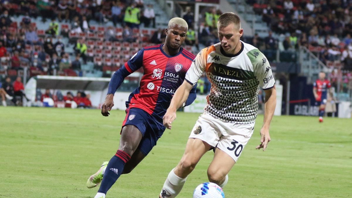 PAP/EPA / Fabio Murru / Na zdjęciu: Balde Diao Keita (z lewej) i Michale Svoboda