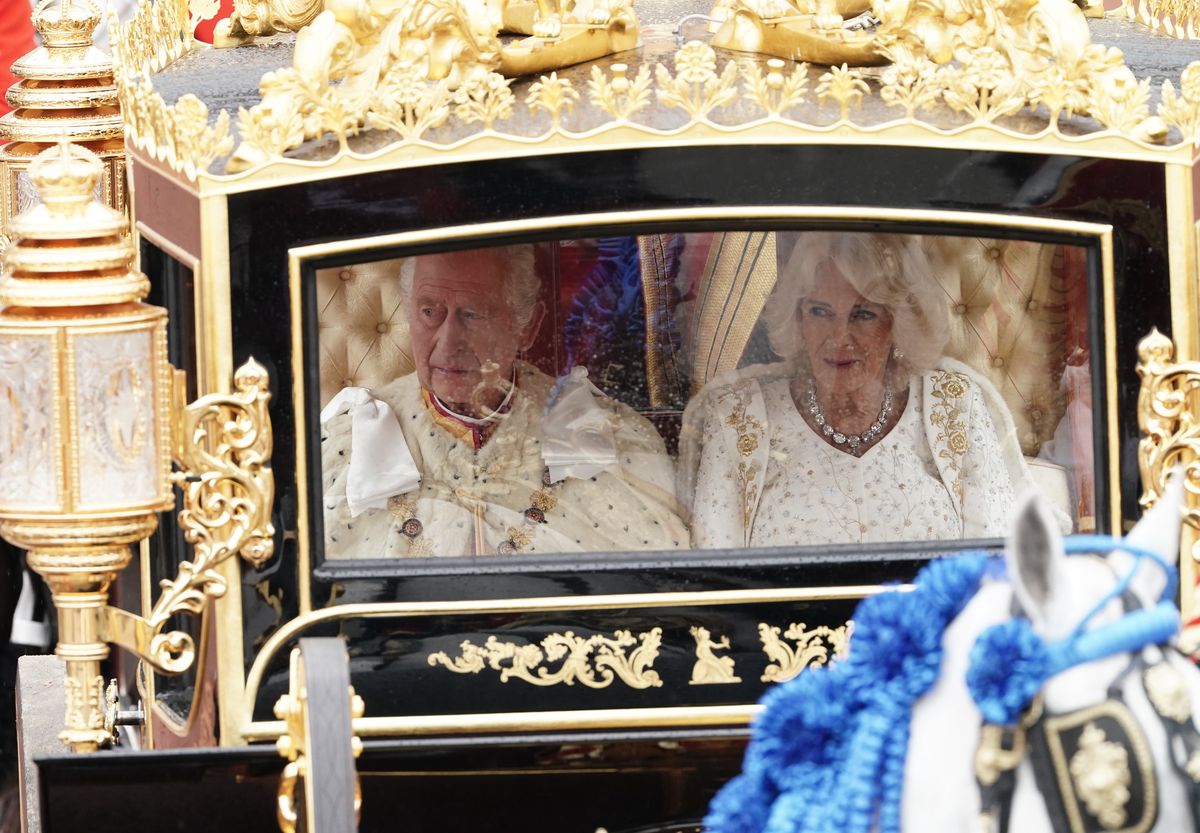 Król Karol III i królowa Camilla w karocy 