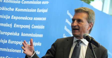 Unijny komisarz kręci bicz na Polskę. Dostęp do funduszy unijnych chce uzależnić od praworządności