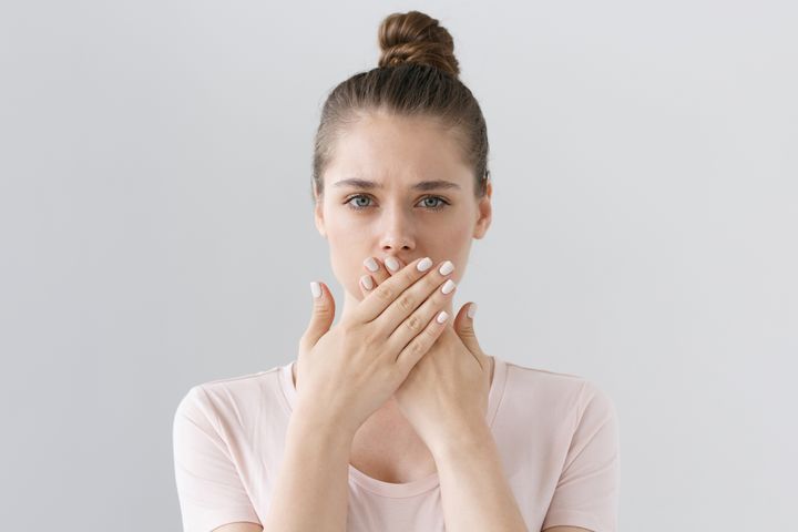 Białe kropki na ustach mogą być skutkiem powiększania ust kwasem hialuronowym.