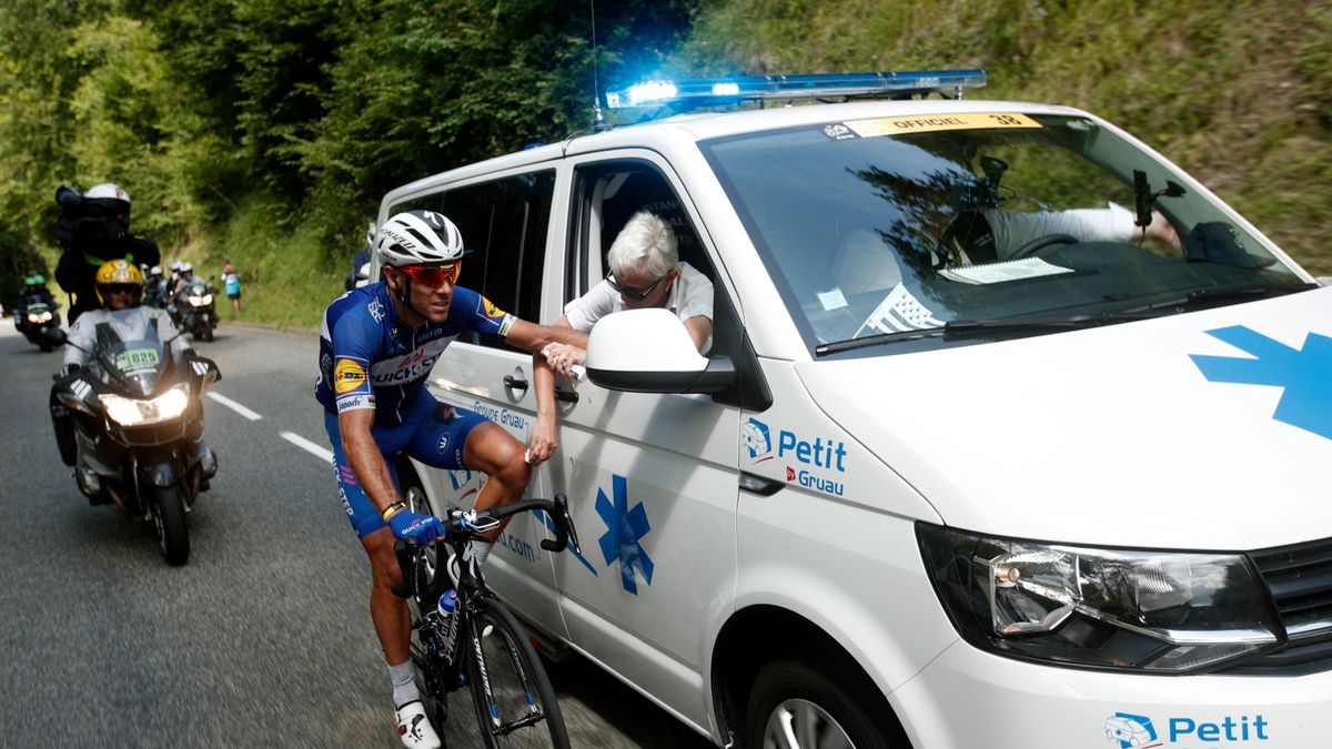 Zdjęcie okładkowe artykułu: PAP/EPA / Yoan Valat / Philippe Gilbert otrzymuje pomoc medyczną na trasie 16. etapu Tour de France 2018