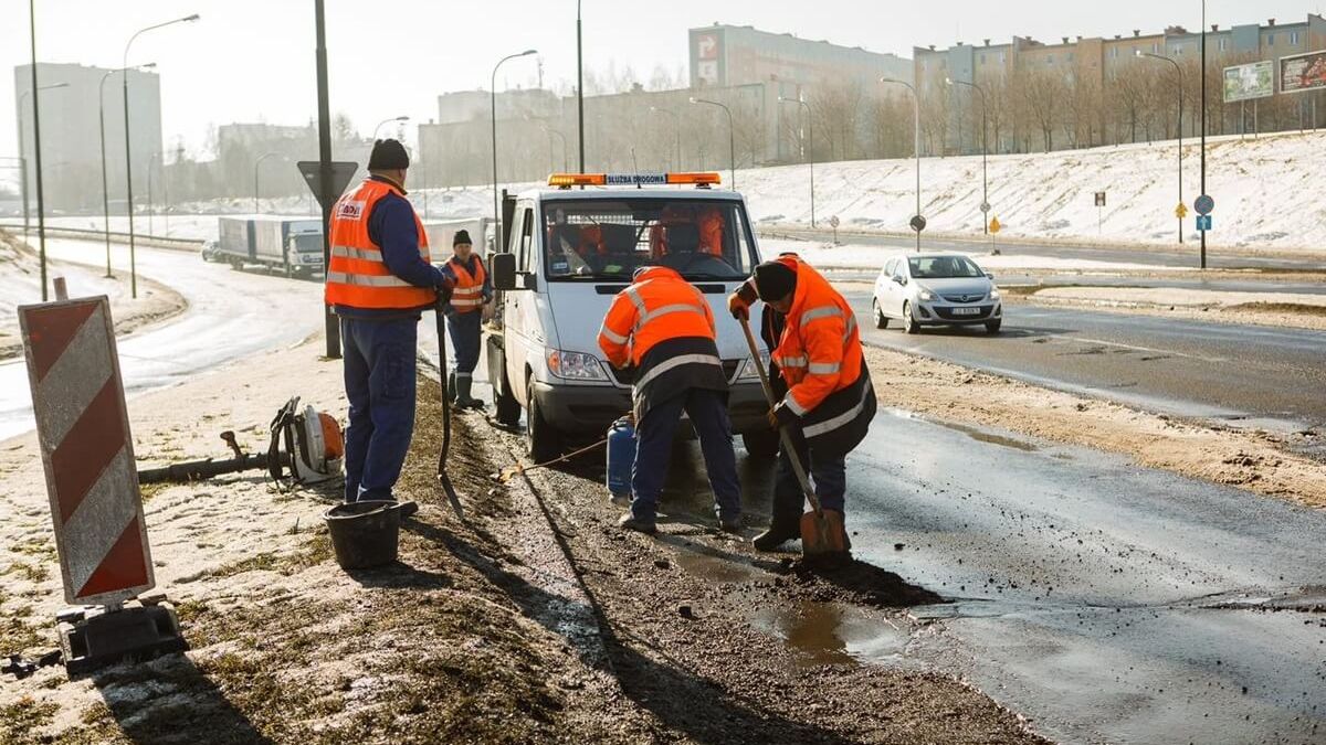 Drogowcy łatający dziury w jezdni na al. Witosa w Lublinie
