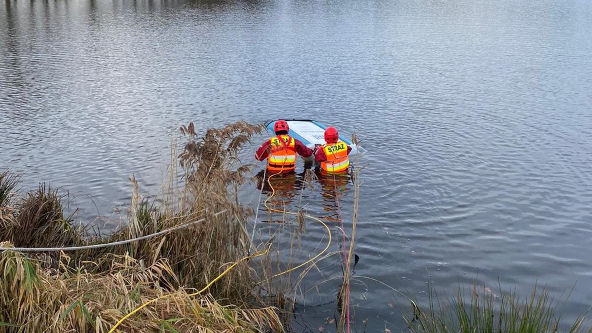 Strażacy wyciągali z zalewu w Małomicach przenośną toaletę