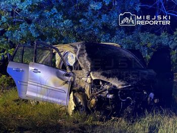 Sulejówek: Citroën przebił betonowe zapory na końcu trasy S17 i dachował. Kolejny taki przypadek