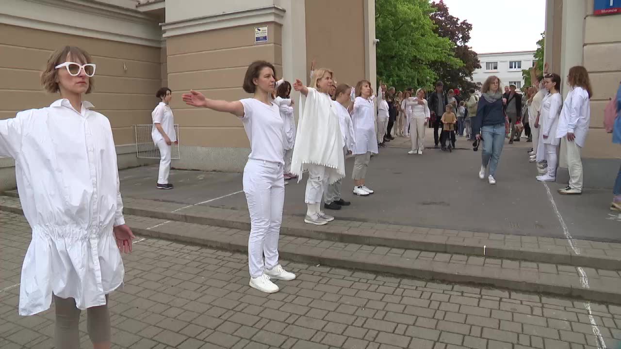 W 80. rocznicę wysadzenia przez Niemców Wielkiej Synagogi w Warszawie stworzyli “żywy pomnik”