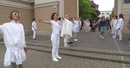 W 80. rocznicę wysadzenia przez Niemców Wielkiej Synagogi w Warszawie stworzyli “żywy pomnik”