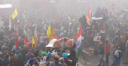 Przełamali traktorami policyjną blokadę w New Delhi