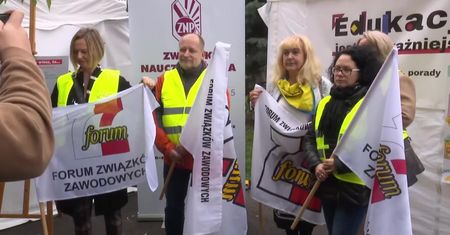 “Młody nauczyciel to gatunek zagrożony”. Miasteczko namiotowe obok KPRM