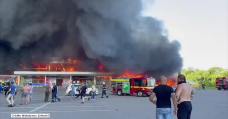 Rosyjska rakieta uderzyła w centrum handlowe w Krzemieńczuku, w którym było ok. tysiąca osób
