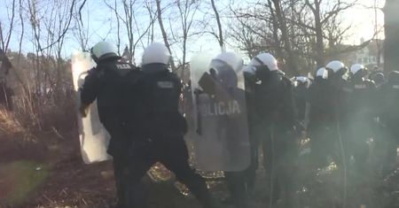 Protest pod hasłem “Dość kryminalizowania migracji” w Krośnie Odrzańskim przerodził się w starcia z policją