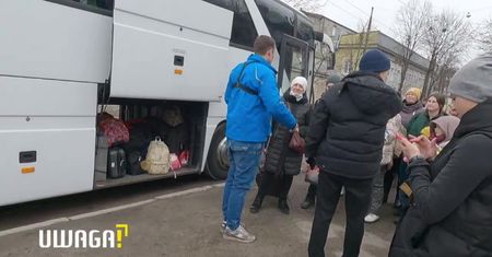 Polscy kierowcy pomagają wydostać się kobietom i dzieciom z ogarniętej wojną Ukrainy