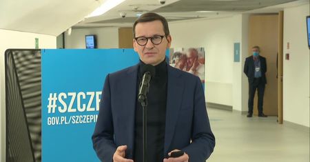 “Zaszczepienie się to najlepszy prezent na Święta”. Premier przyjął trzecią dawkę szczepionki