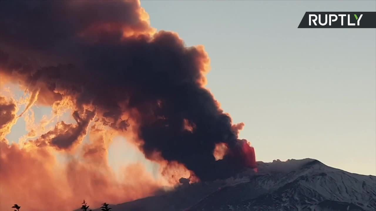 Etna ciągle aktywna. Z wulkanu wydobywa się gęsty słup dymu i popiołu