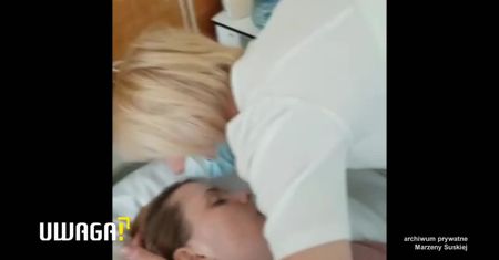 Mąż poderżnął jej gardło. Przeżyła, ale nie rusza się. Po policzkach płyną jej łzy.