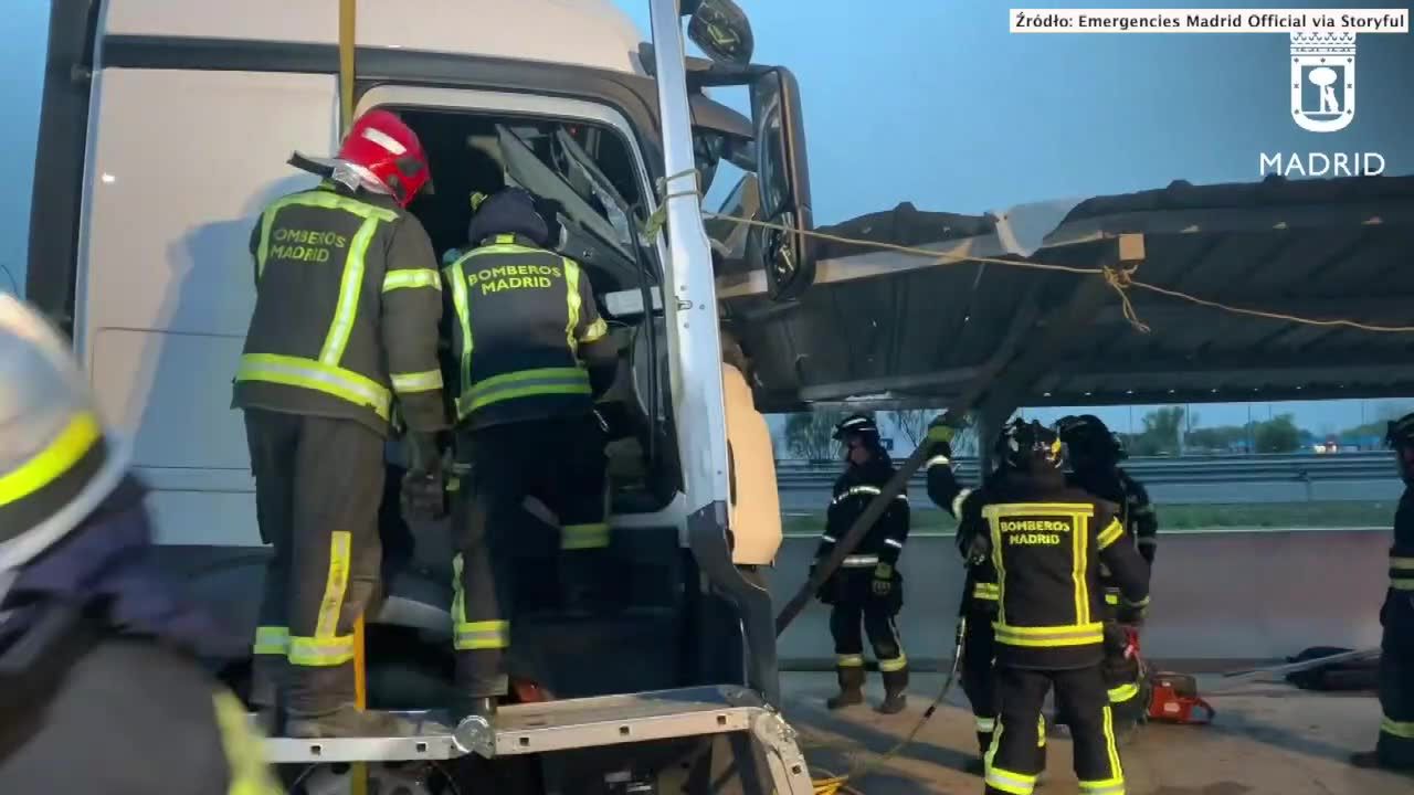 Ciężarówka wbiła się w metalowy dach na parkingu.