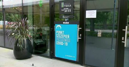 Szarpanina przed punktem szczepień w Grodzisku Mazowieckim. Dwie osoby zatrzymane przez policję.
