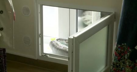 Dwumiesięczna dziewczynka zostawiona w oknie życia w Koszalinie. Była zadbana i najedzona.