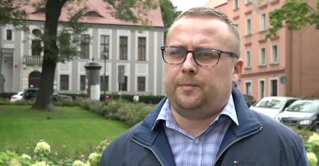 Policja twierdziła, że 34-latek “miał puls i oddychał”. Z nagrań wynika, że nie żył przed przyjazdem karetki