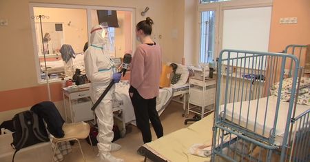 W czwartej fali koronawirusa w Polsce coraz więcej dzieci trafia do szpitala z COVID-19. Przebieg choroby bywa ciężki