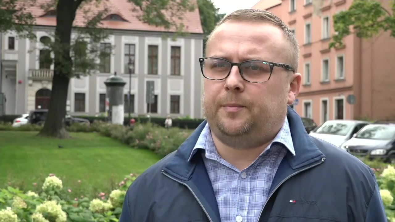 Policja twierdziła, że 34-latek “miał puls i oddychał”. Z nagrań wynika, że nie żył przed przyjazdem karetki