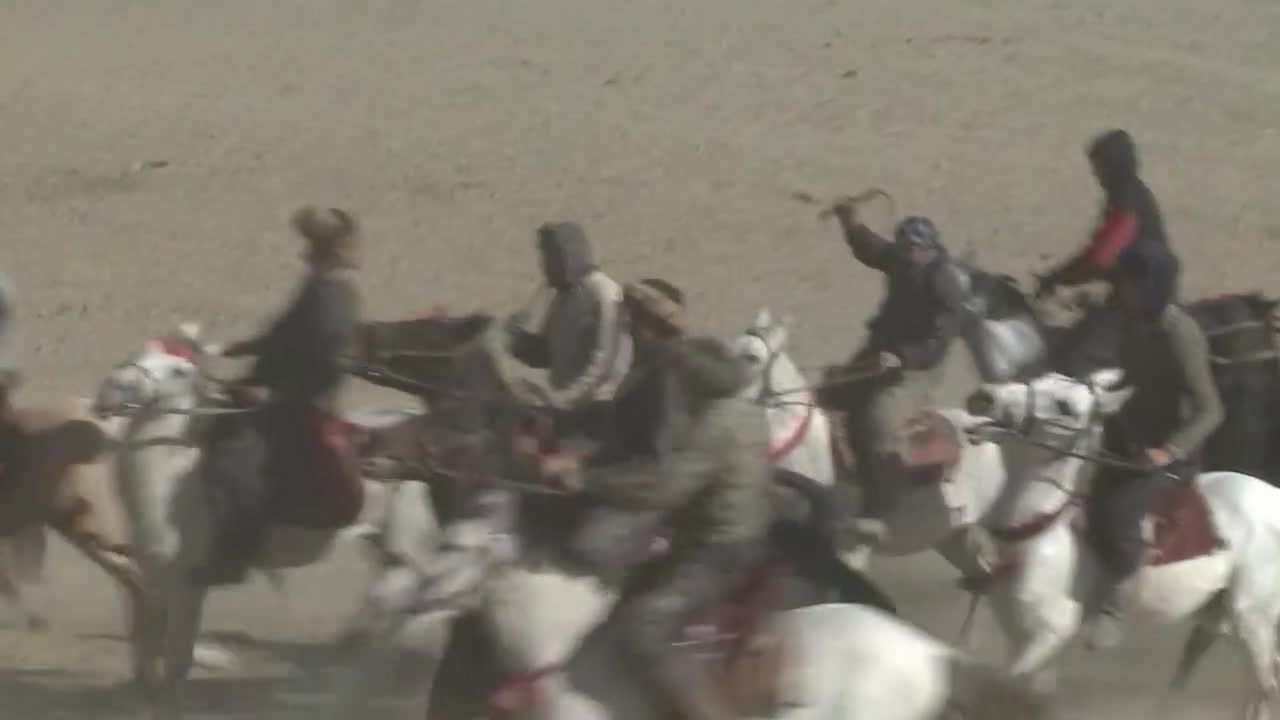 Buzkaszi, czyli konna rywalizacja o trafienie do celu martwym kozłem, kultywowana w Afganistanie