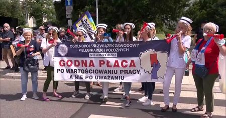 “Nie ma medyków, nie ma leczenia!” Protest pielęgniarek i położnych przed Sejmem.