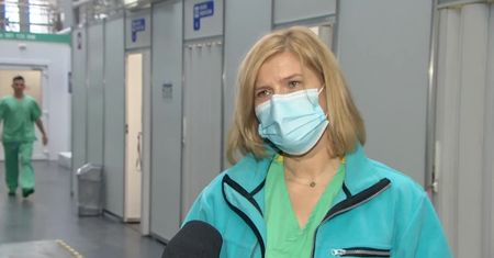 Strażacy wspierają medyków. Pracują m.in. w szpitalu tymczasowym w Poznaniu.