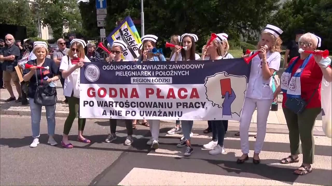 “Nie ma medyków, nie ma leczenia!” Protest pielęgniarek i położnych przed Sejmem.