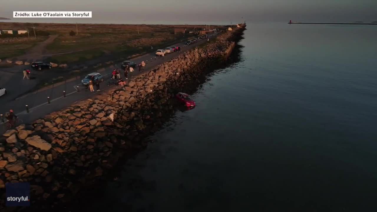 Wichura zepchnęła samochód z drogi. Auto wpadło do wody, a kierowcy z pomocą przyszły służby ratunkowe.