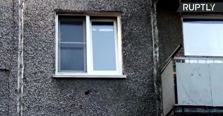 Malutkie dziecko wypadło z drugiego piętra w bloku. Złapała je 64-letnia Rosjanka.