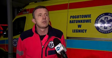Sznur karetek przed SOR-em w Lubinie. Pacjentów przyjęto dopiero po kilku godzinach, po interwencji posła
