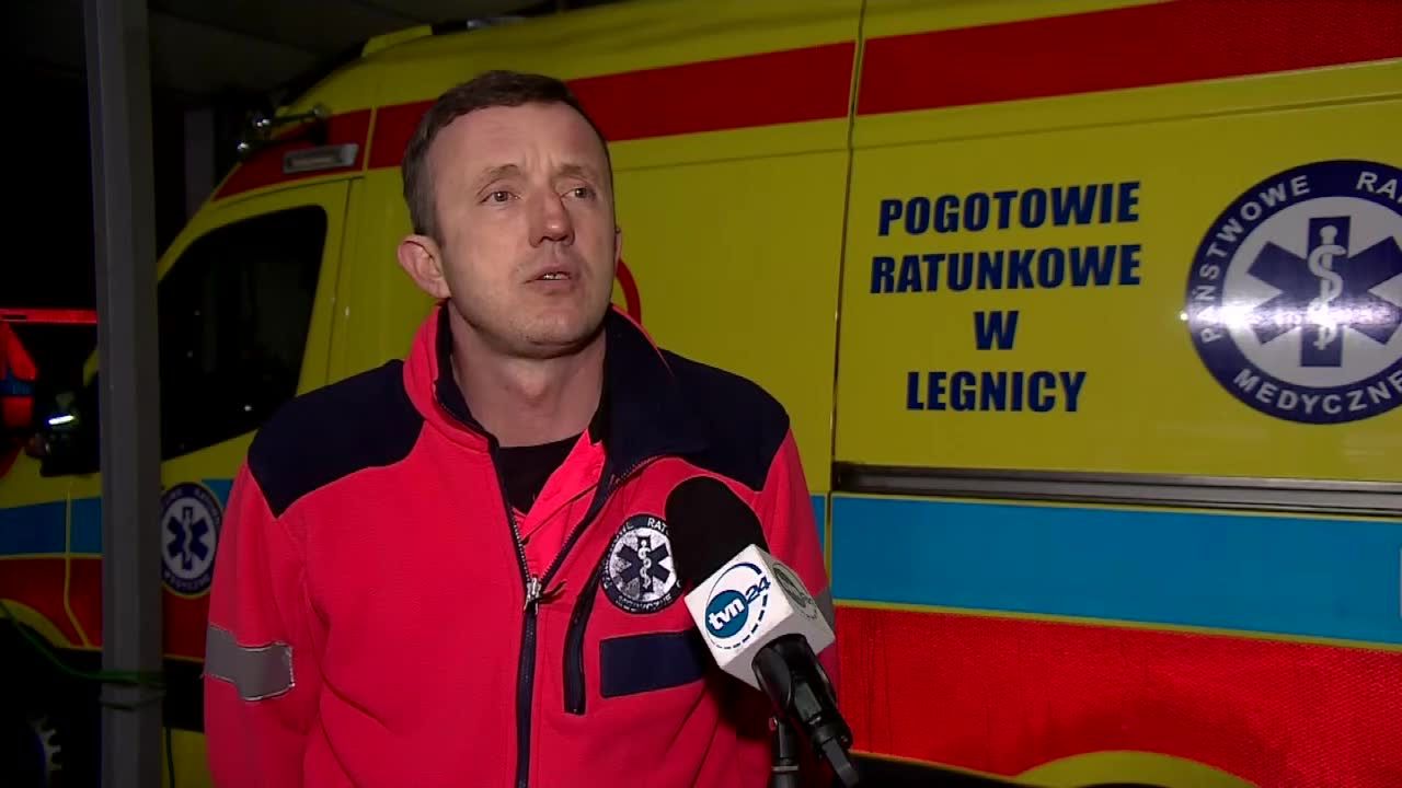 Sznur karetek przed SOR-em w Lubinie. Pacjentów przyjęto dopiero po kilku godzinach, po interwencji posła