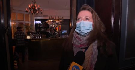 Restauratorzy zaczęli dostawać pogróżki, bo wymagają paszportów covidowych.
