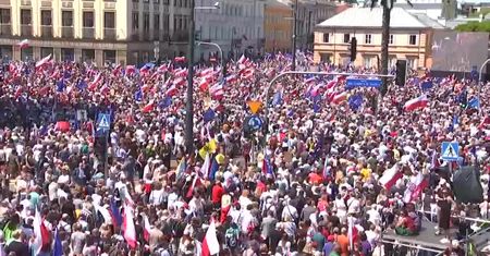 Imponująca frekwencja na marszu 4 czerwca: Donald Tusk składa ślubowanie zwycięstwa