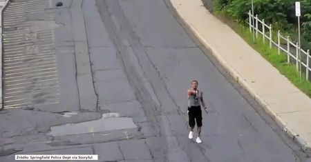 Biegał po ulicach, wymachiwał bronią i strzelał w powietrze. Został zatrzymany.