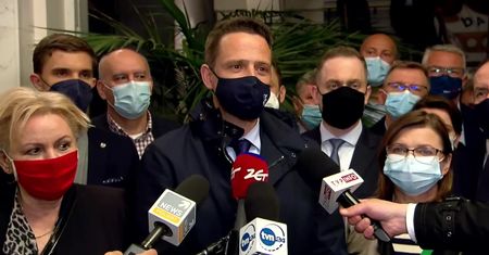B. Budka po obradach Platformy Obywatelskiej.