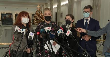 PiS przepchnął przez sejm “lex TVN”. Lewica zawiadamia prokuraturę ws. trybu zwołania komisji