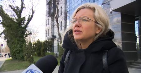 Rodziny ofiar katastrofy smoleńskiej stawiły się w prokuraturze. “Biegli zdołali zbadać 700 elementów samolotu, na 3 znaleziono ślady prochu”