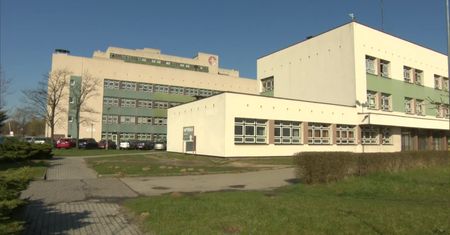 Lekarz z Rybnika zaszczepił poza kolejnością rodziny pracowników szpitala. Tłumaczył, że chciał “ocalić’ dawki przed utylizacją