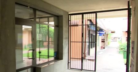 „Robaki pod prysznicem”. Kolonie zakończone traumą
