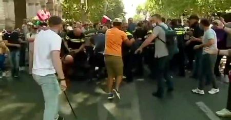 Polak raniony nożem, ponad 50 dziennikarzy poszkodowanych. Brutalna manifestacja przeciwników parady równości w Tbilisi