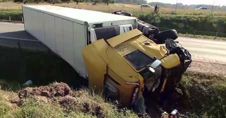 Samochód zderzył się z dwiema ciężarówkami niedaleko Augustowa.