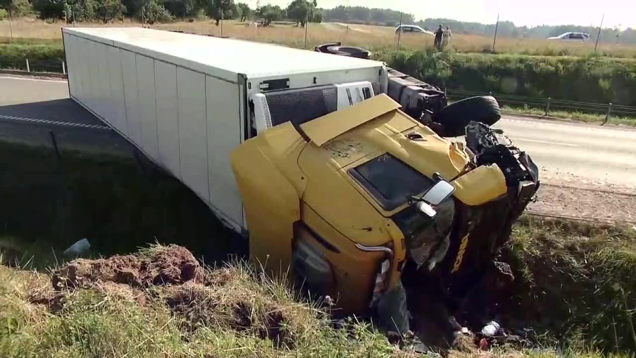 Samochód zderzył się z dwiema ciężarówkami niedaleko Augustowa.