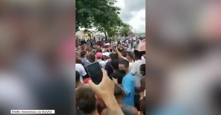 Tysiące Kubańczyków wyszło na ulice miast w proteście przeciwko rządowi.