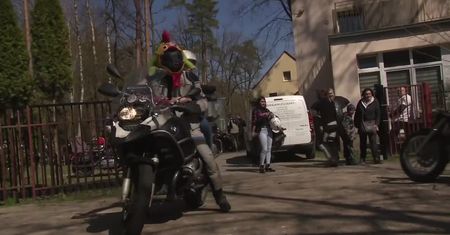 Motozające i motokurczaki przyjechały ze Szczecina do Polic, by złożyć wielkanocną wizytę w tamtejszym domu dziecka