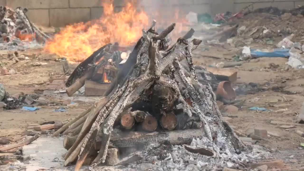 Dzienny rekord zgonów w Indiach. Powstają masowe stosy pogrzebowe.