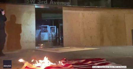 Protest przeciwko amerykańskiej polityce imigracyjnej w Portland. Spalono flagę USA.