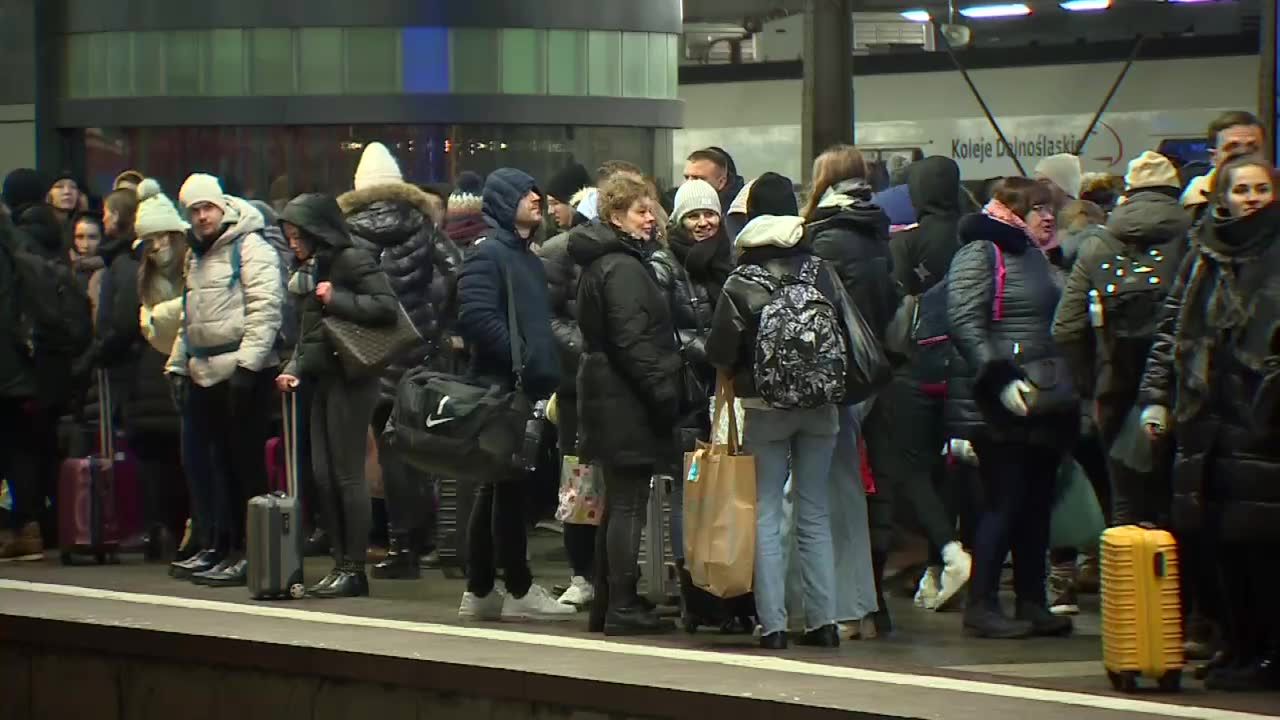 Utrudnienia na kolei w związku z opadami śniegu. Oklaski dla spóźnionego pociągu