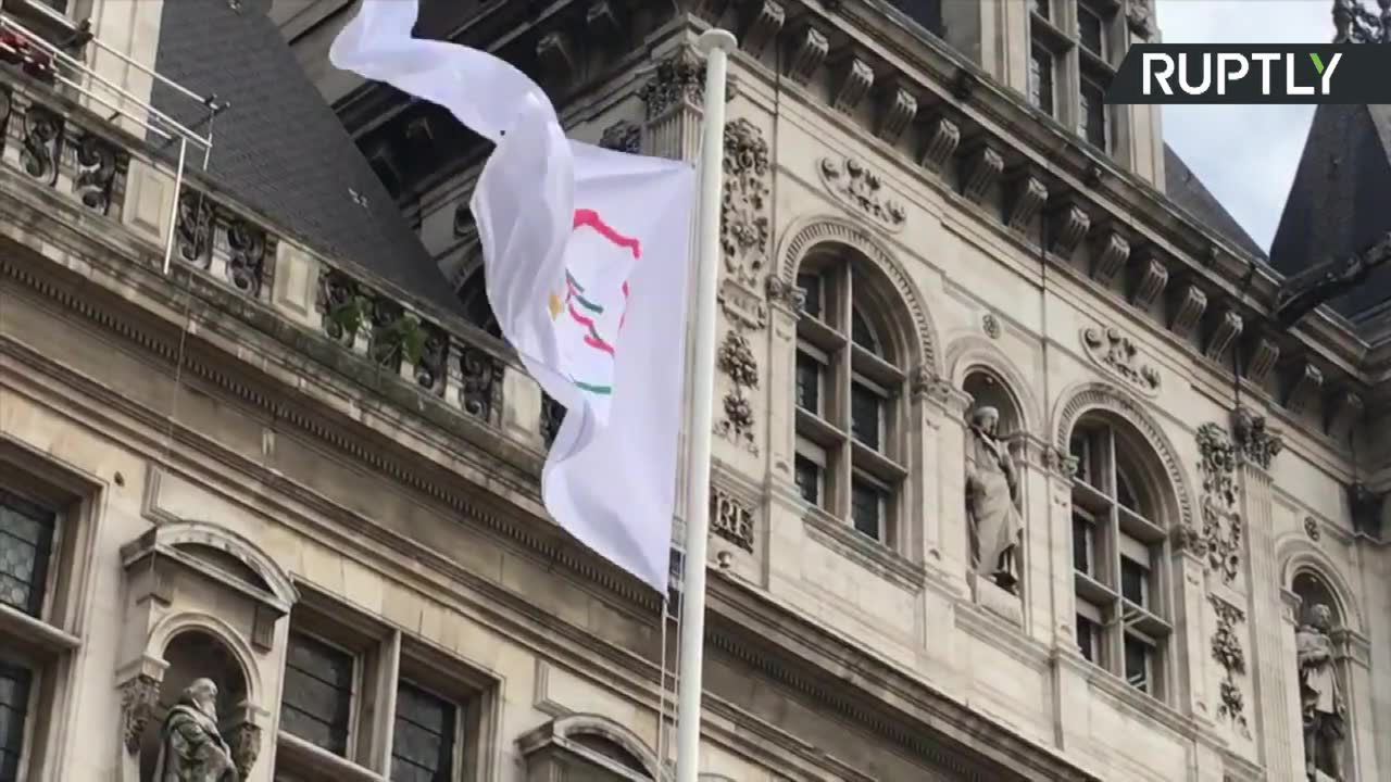Flaga olimpijska zawisła przy paryskim ratuszu. W stolicy Francji odbędą się igrzyska w 2024 r.