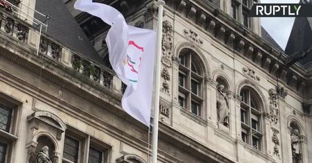Flaga olimpijska zawisła przy paryskim ratuszu. W stolicy Francji odbędą się igrzyska w 2024 r.